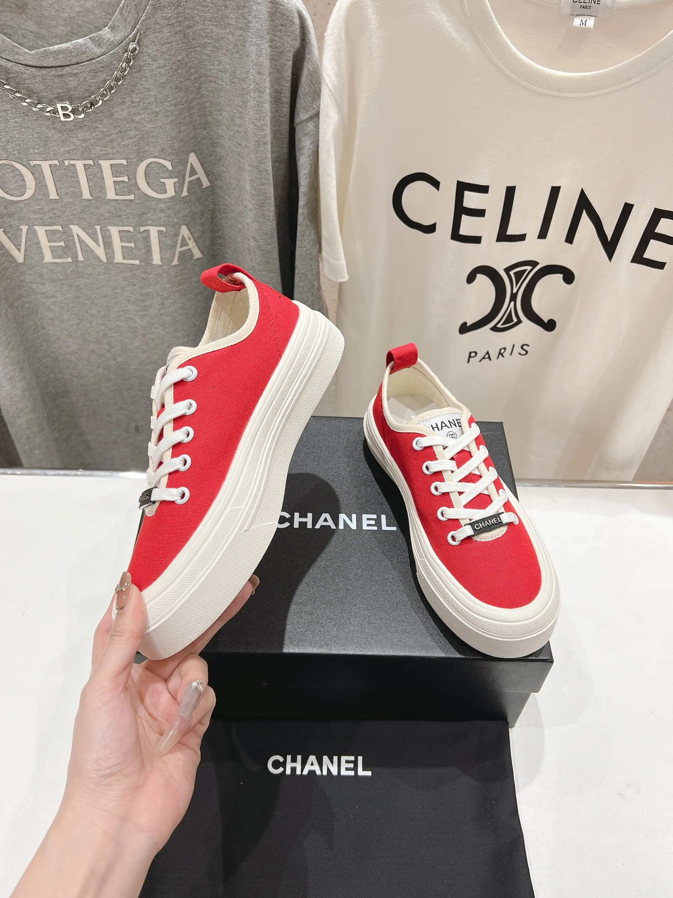 👟👟Ex-factory price 400👟👟 Chanel* Xiaoxiang 2025ss latest casual shoes, the currently super popular biscuit shoes. Internet celebrity Xiaohongshu is crazy about hot recommendations. The silly and cute style has a retro flavor! The shape is special and very recognizable. It makes your legs slimmer and longer. It is absolutely powerful. It is also very comfortable to wear. It has good looks. It is comfortable and increases your height. I must recommend it to everyone. The main feature of this year's series is minimalist style. ✔Fabric: original customized canvas. ✔Feet: water-dyed cowhide, comfortable on the feet. ✔Outsole: open-molded high-elastic rubber platform sole. ✔Number: 35-39.